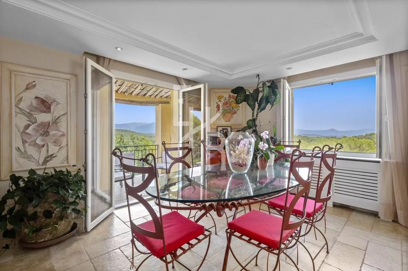 Villa - 255 m² - 8 pièces