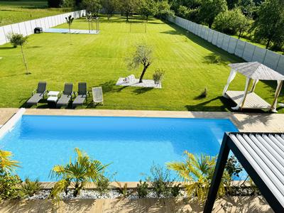 Maison - 220 m² - 9 pièces