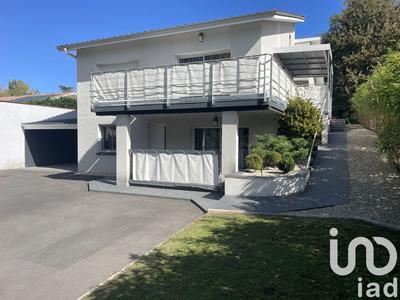 Maison - 212 m² - 7 pièces