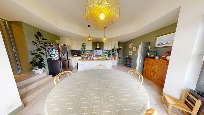 Maison - 230 m² - 6 pièces