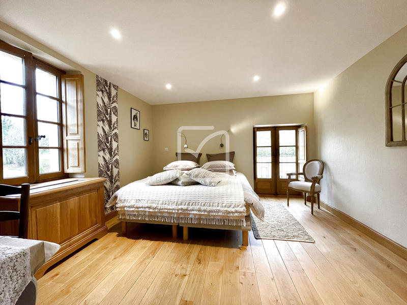 Maison - 435 m² - 9 pièces