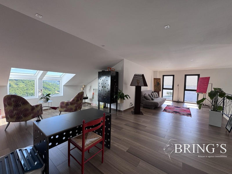 Maison - 222 m² - 7 pièces