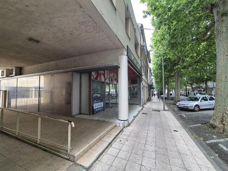 Local commercial - 240 m² - 1 pièce