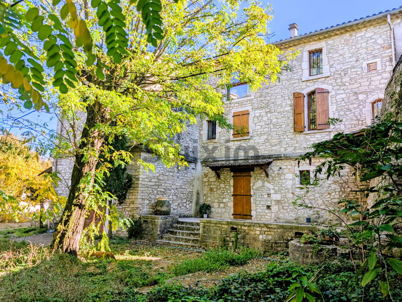 Maison - 479 m² - 15 pièces