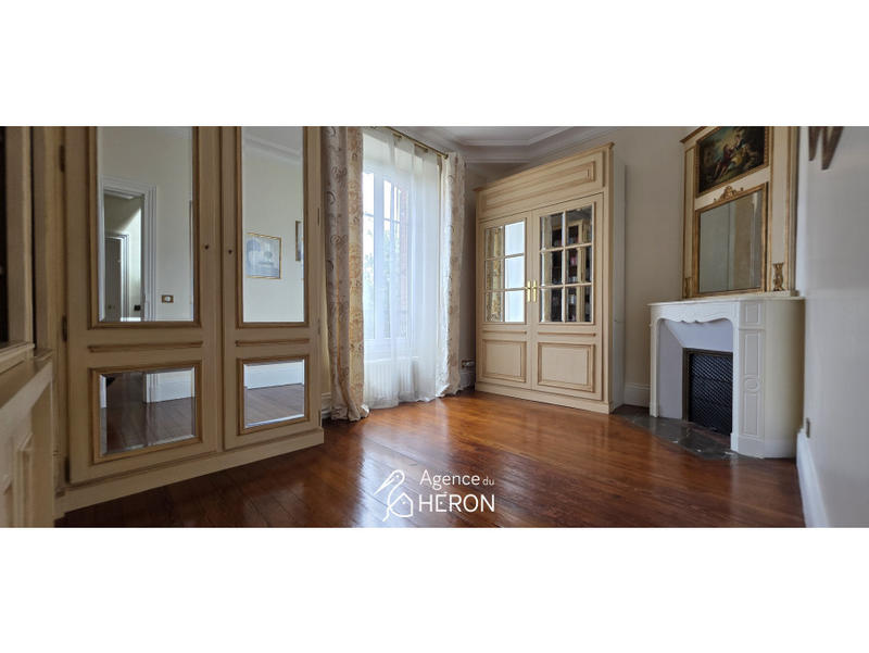 Maison - 240 m² - 9 pièces