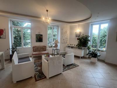 Maison - 232 m² - 8 pièces