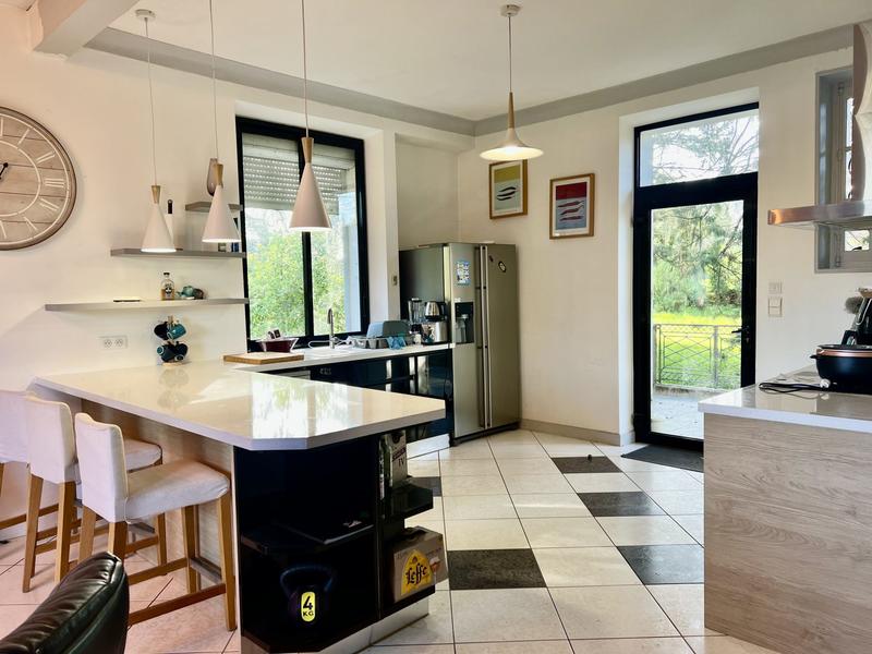 Maison traditionnelle - 220 m² - 6 pièces