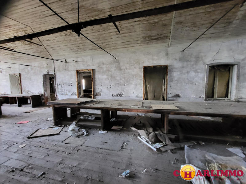 Entrepôt - 1 947 m² - 16 pièces