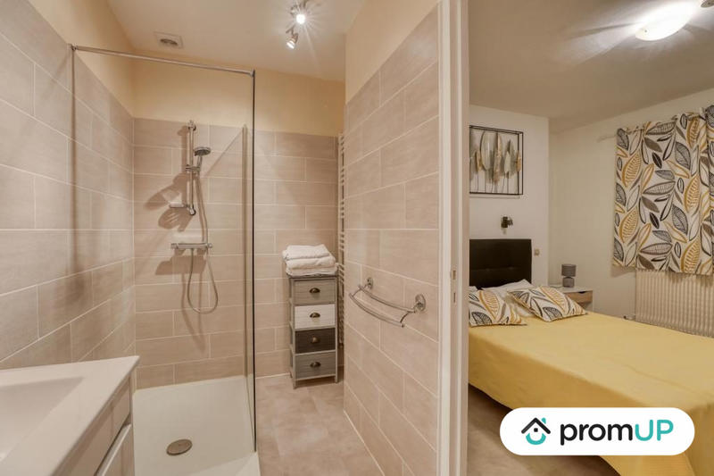 Local commercial - 1 097 m² - 22 pièces