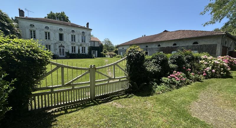 Maison de maîtres - 390 m² - 13 pièces