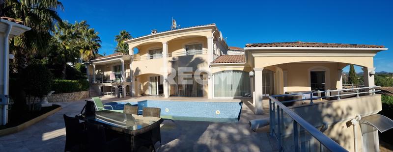 Maison - 400 m² - 12 pièces