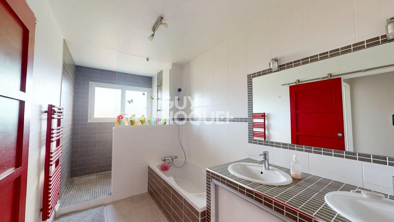 Maison - 226 m² - 9 pièces