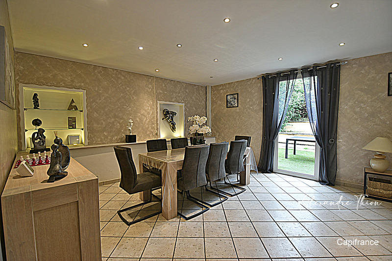 Maison - 330 m² - 10 pièces