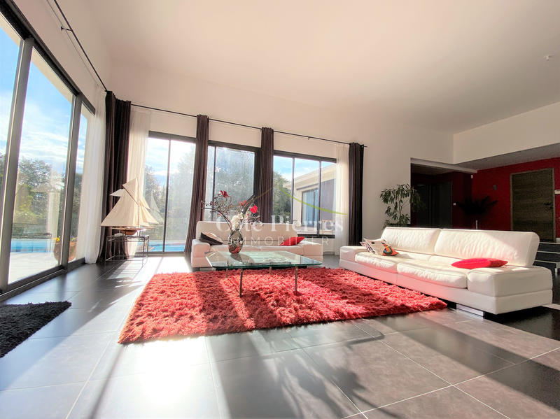 Maison - 220 m² - 6 pièces