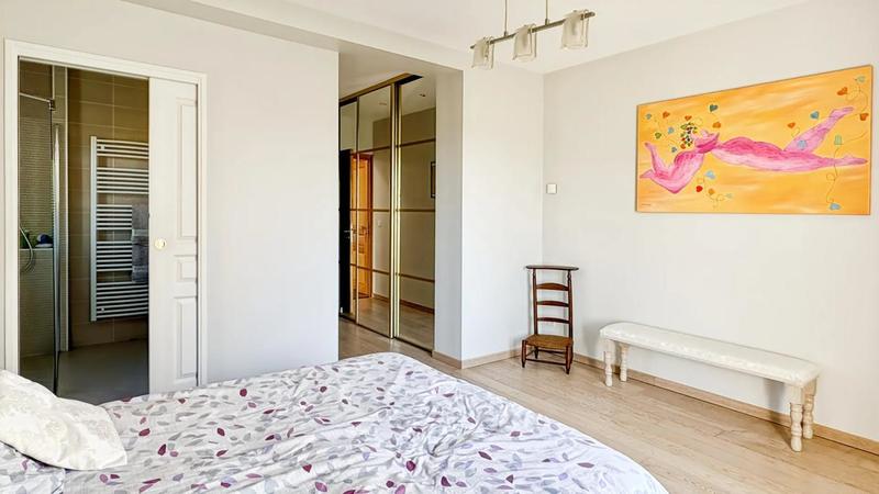 Maison - 202 m² - 9 pièces