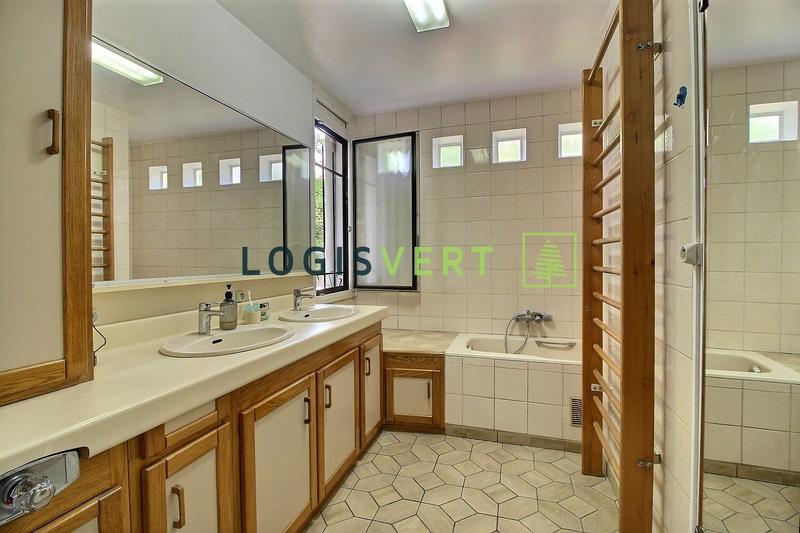 Maison - 205 m² - 10 pièces