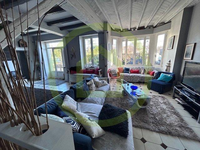 Maison - 224 m² - 7 pièces