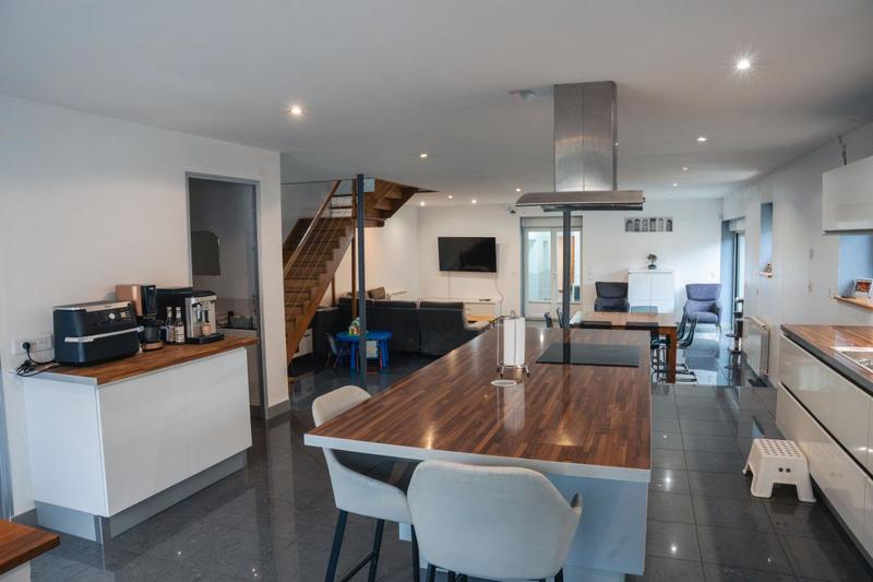 Maison - 330 m² - 9 pièces