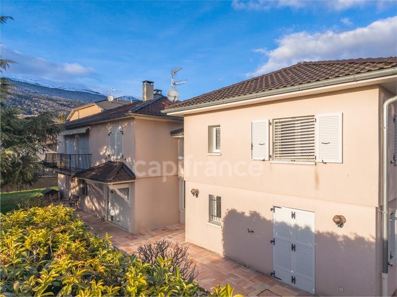 Maison - 230 m² - 6 pièces