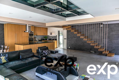 Maison - 285 m² - 9 pièces