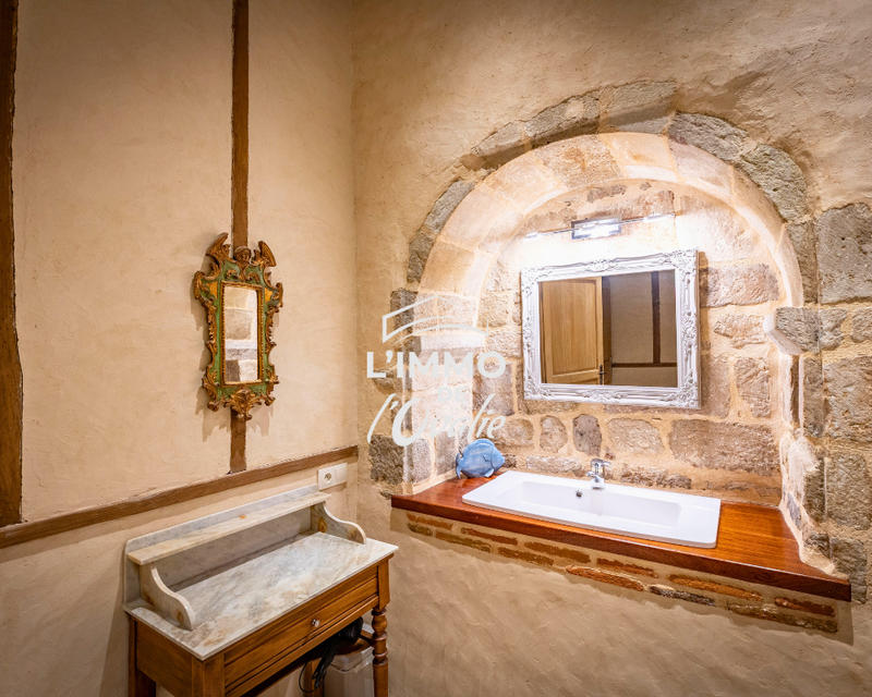 Maison - 300 m² - 16 pièces