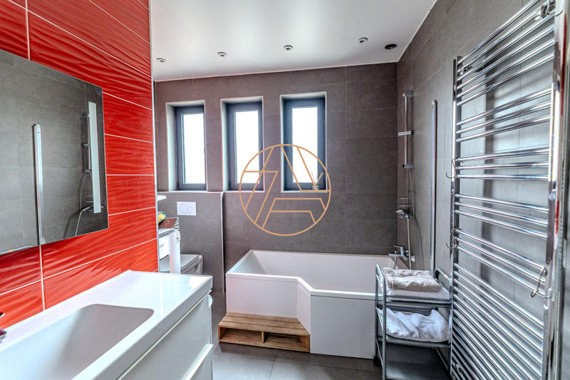 Maison - 331 m² - 9 pièces