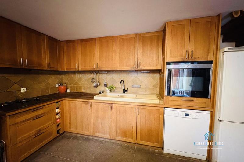 Propriété - 242 m² - 6 pièces