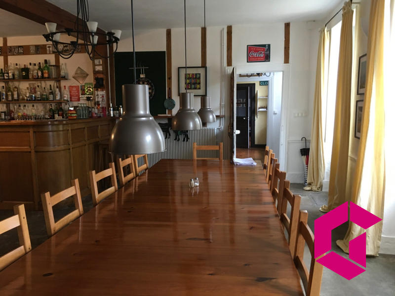 Maison - 300 m² - 16 pièces