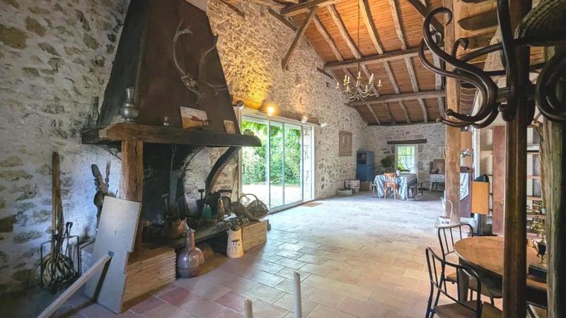 Propriété - 219 m² - 9 pièces