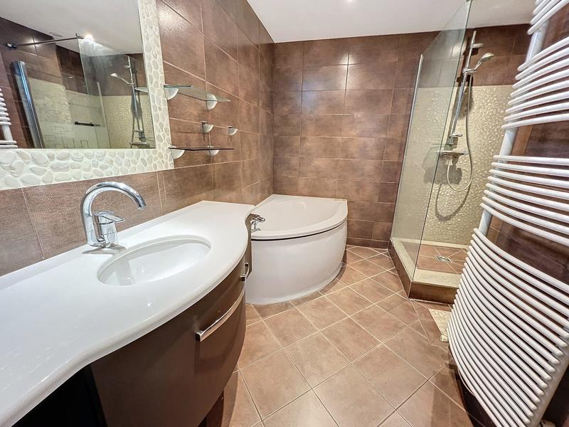 Appartement - 98 m² - 5 pièces