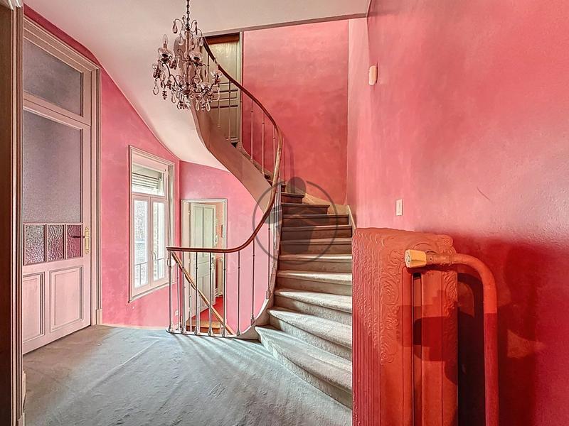 Maison - 250 m² - 9 pièces