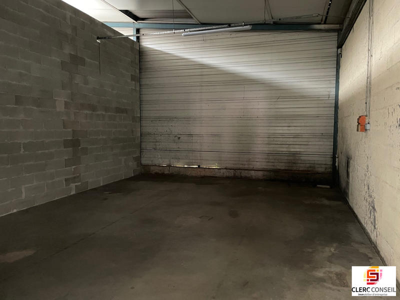 Local d'activités - 1 121 m²