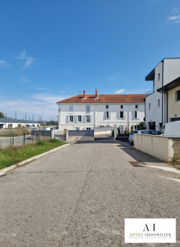 Parking / Garage - 305 m²