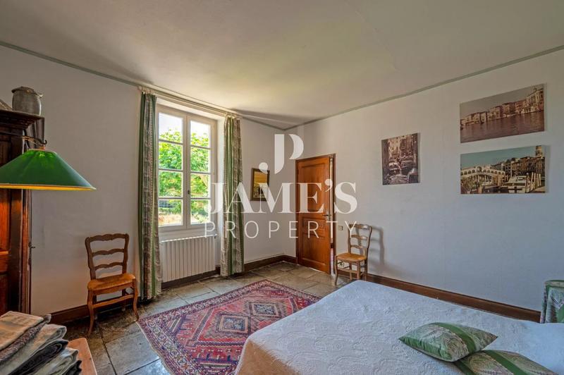 Maison - 350 m² - 8 pièces