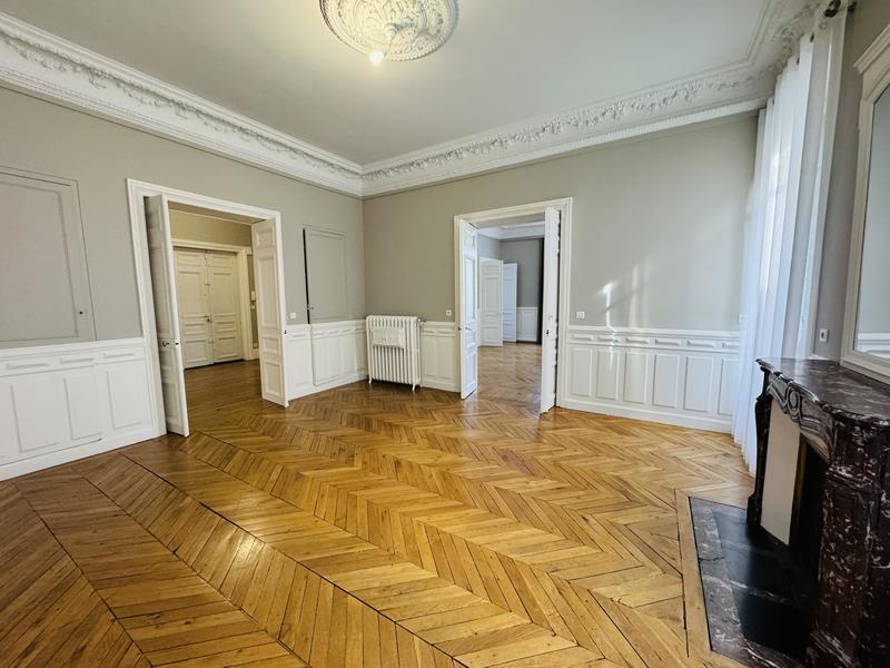 Appartement - 200 m² - 7 pièces