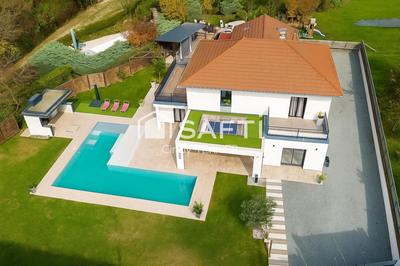 Maison - 217 m² - 8 pièces