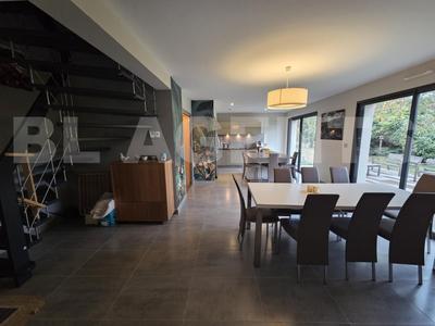Maison - 180 m² - 9 pièces