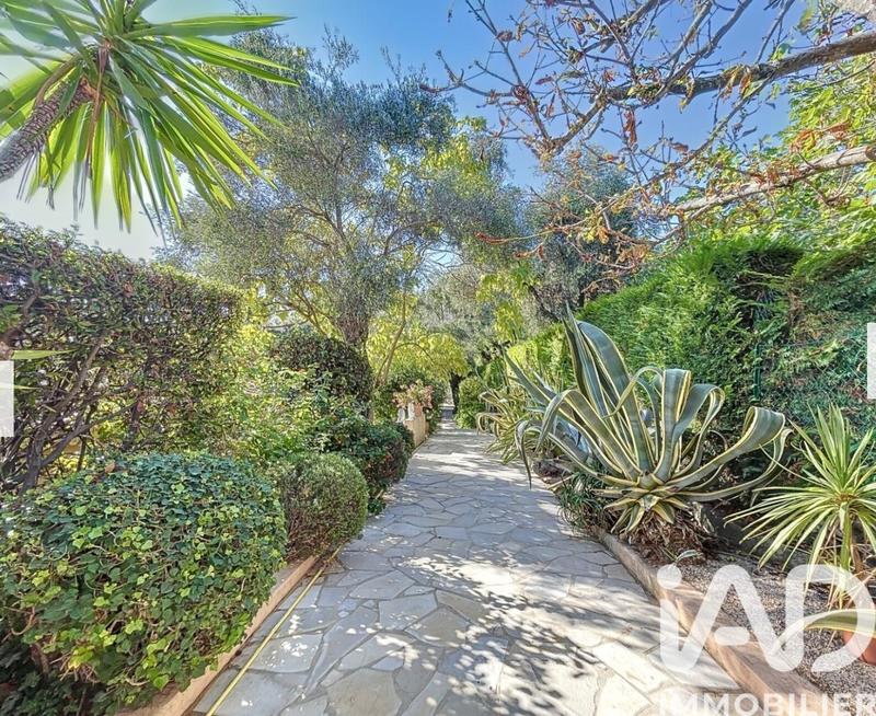 Maison - 232 m² - 7 pièces