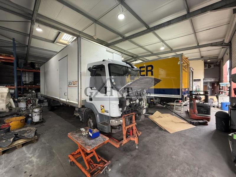 Entrepôt - 1 060 m²