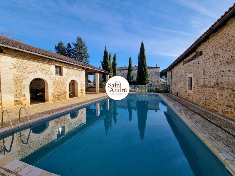 Maison - 365 m² - 7 pièces