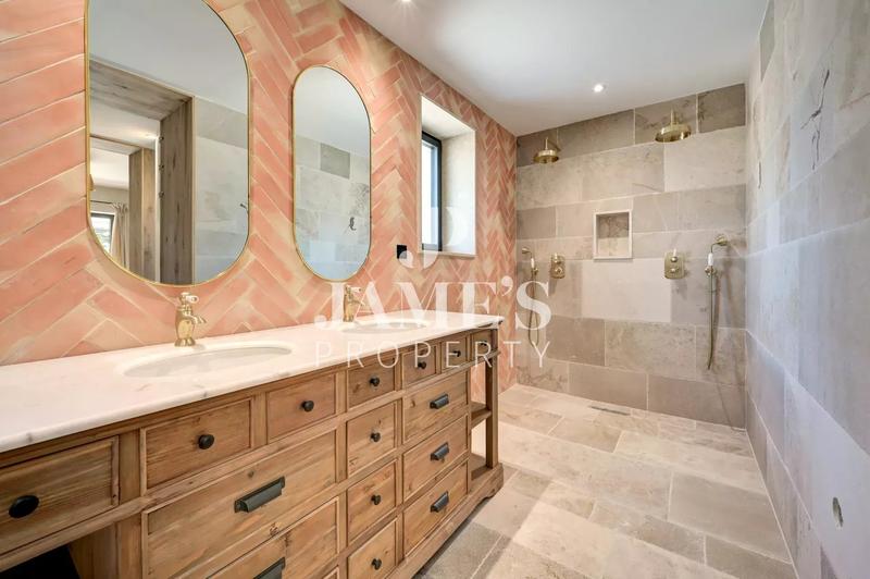 Maison - 250 m² - 5 pièces