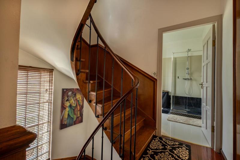 Maison - 263 m² - 8 pièces