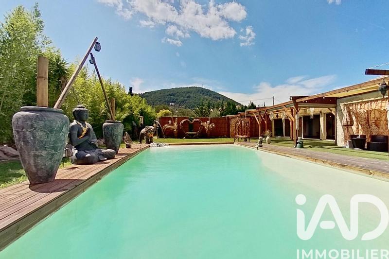 Maison - 240 m² - 8 pièces