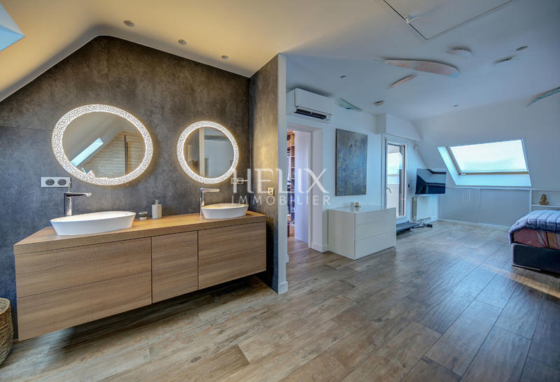 Maison - 236 m² - 9 pièces