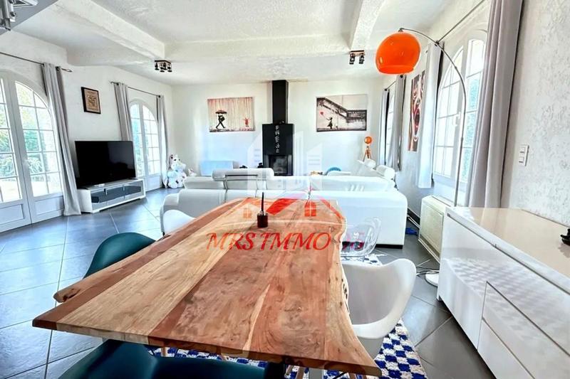 Propriété - 216 m² - 9 pièces