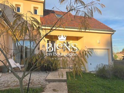 Maison traditionnelle - 110 m² - 6 pièces