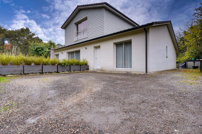 Maison - 180 m² - 8 pièces