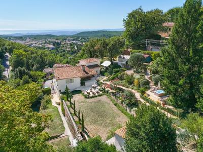 Maison - 250 m² - 6 pièces