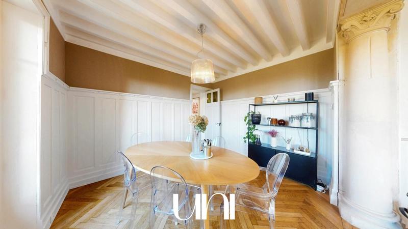 Maison - 280 m² - 9 pièces