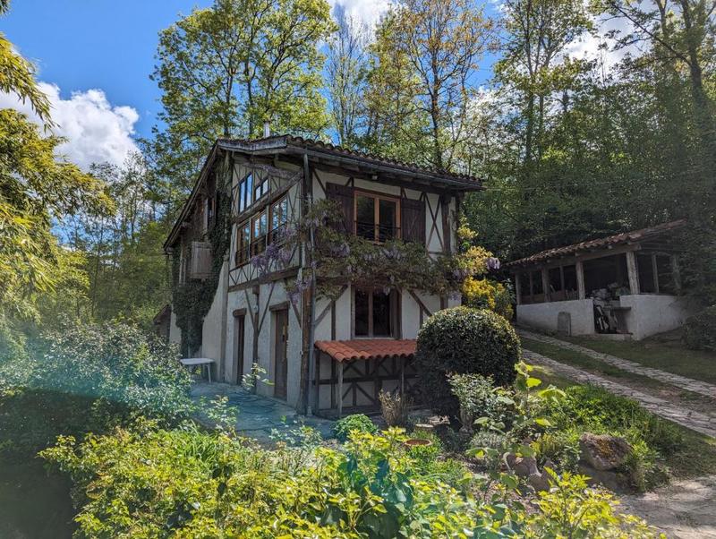 Propriété - 399 m² - 17 pièces